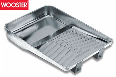 Wooster Deluxe Metal Tray close up of the durable design and ribbed roll-off area.